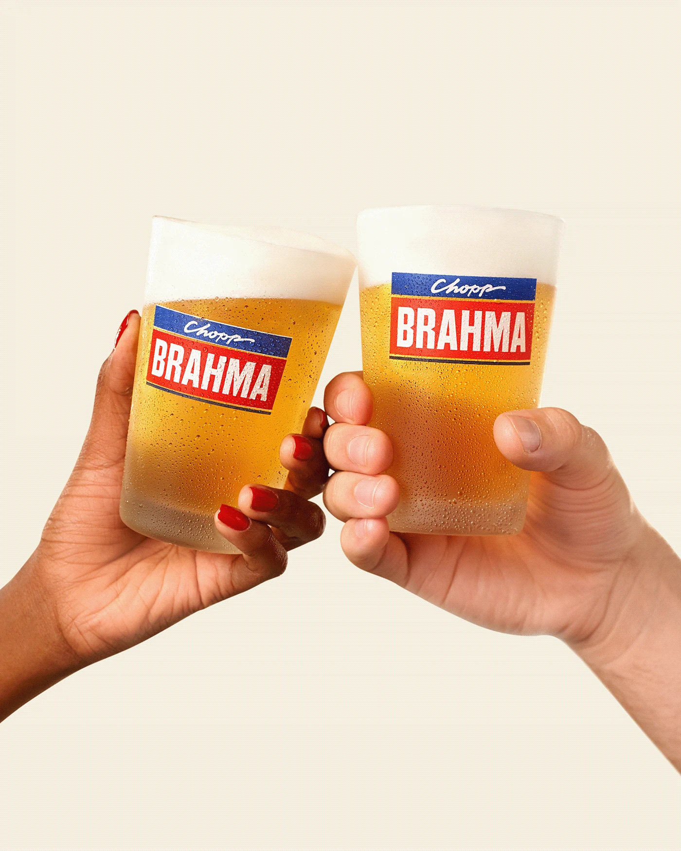 Pessoas brindando com Chopp Brahma