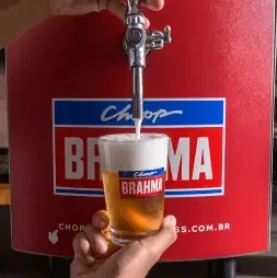 Chopp Brahma sendo servido